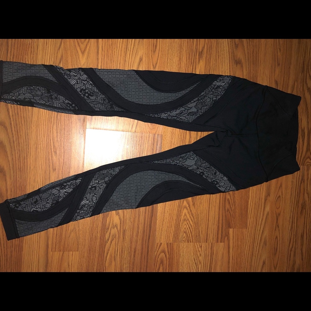 Black LULULEMON LEGGINGS